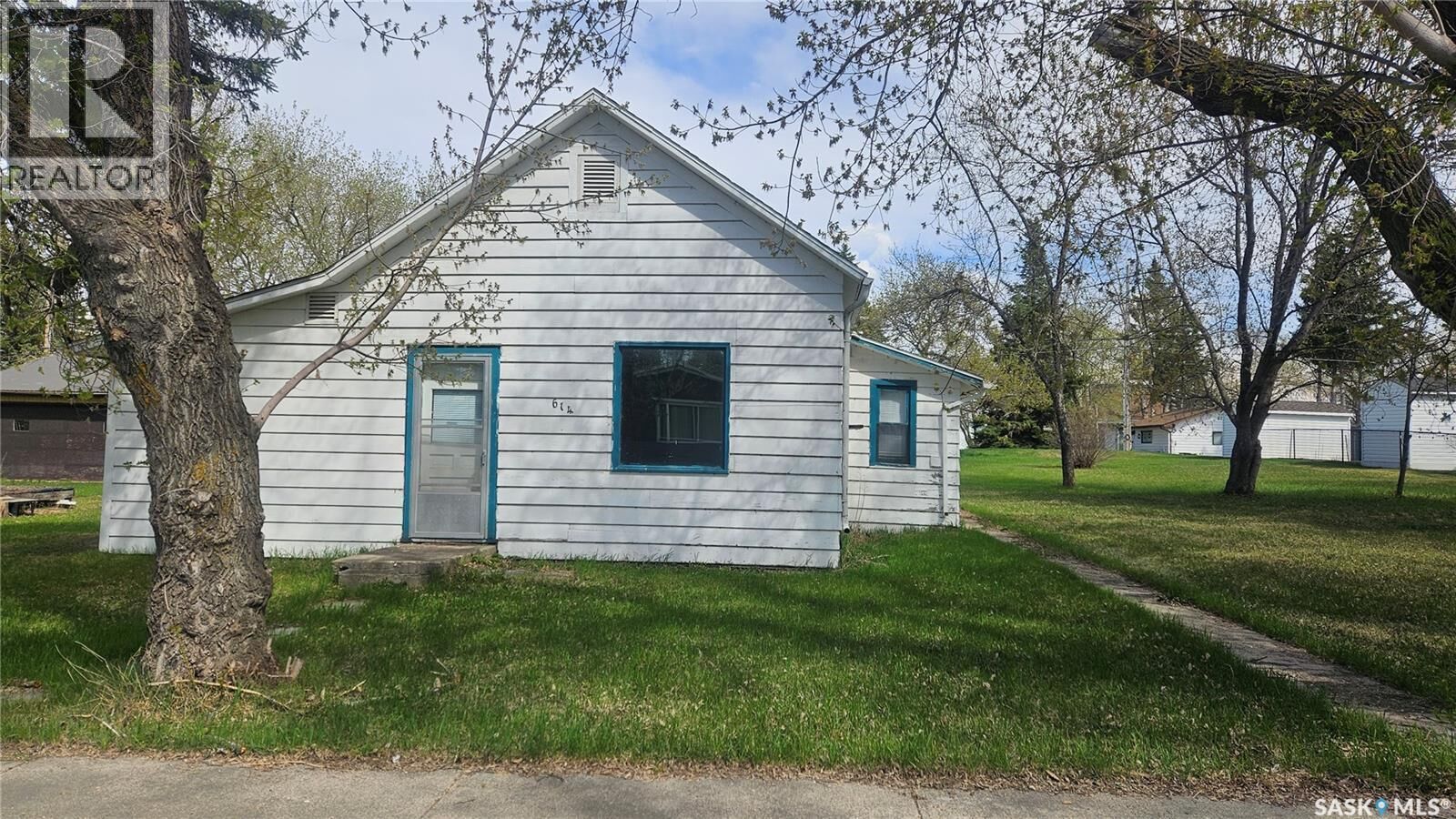 Property Photo:  612-614 3rd Avenue  SK S0K 1B0 