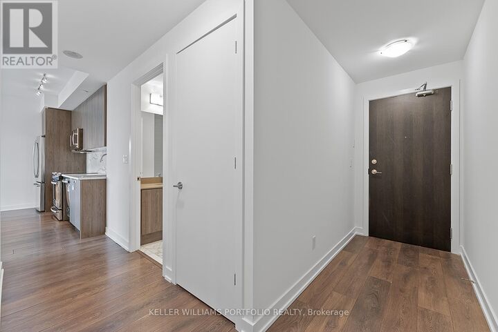 Property Photo:  50 Bruyeres Mews 1009  ON M5V 0H8 