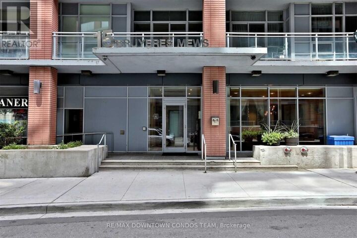 Property Photo: 15 Bruyeres Mews 1311 ON M5V 0A7