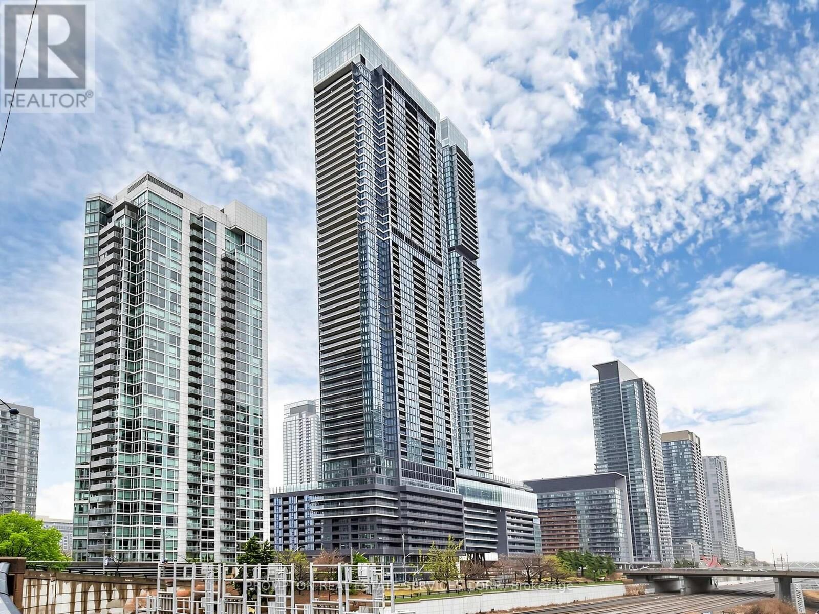 Property Photo: 1 Concord Cityplace Way 2808 ON M5V 0X3
