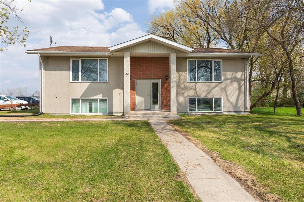 Property Photo: 42 Arena Road MB R5H 1J2