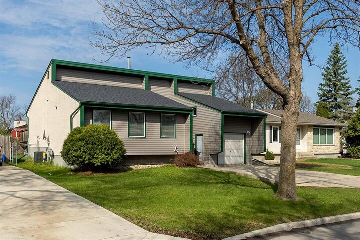 Property Photo: 129 Whitley Drive MB R2N 1H6