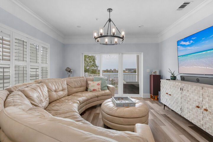 Property Photo:  105 Brooks Street Unit 3  FL 32548 