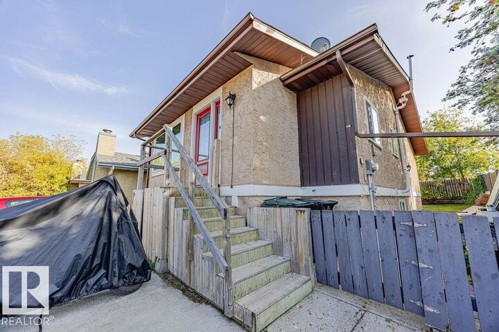 Property Photo: 44 Wellington Crescent AB T7X 1K2