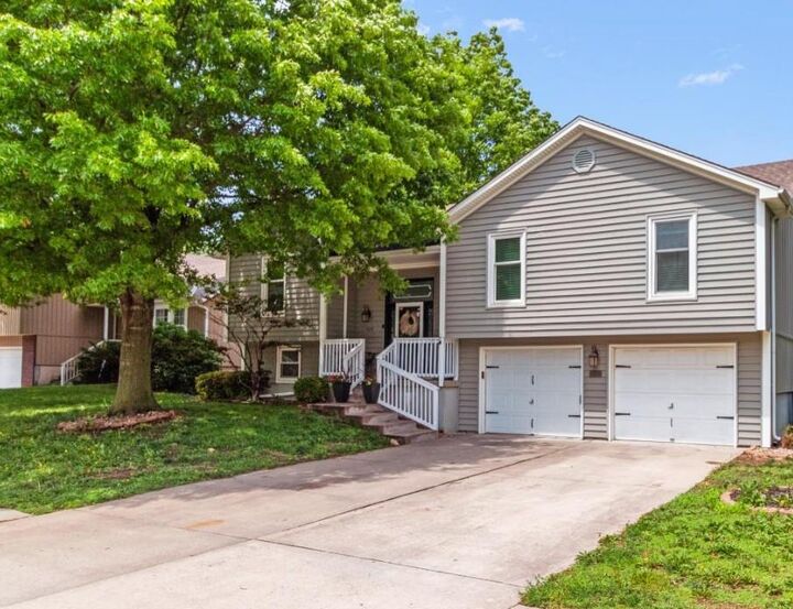 Property Photo:  1004 SE 10th Street  MO 64081 