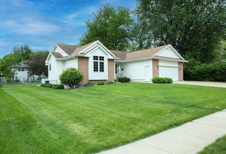 Property Photo:  1303 Orchard Dr  IA 50613 