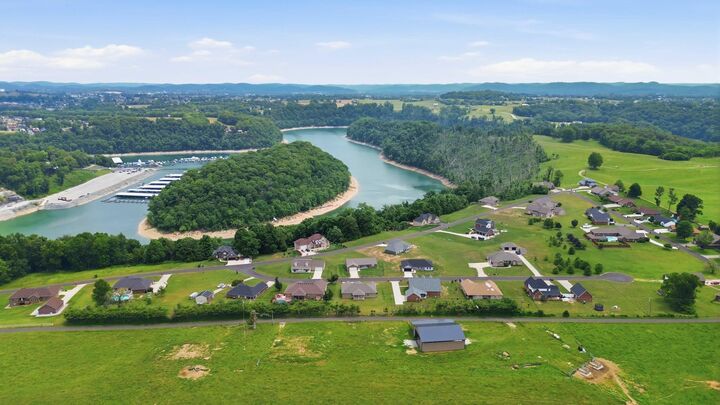 Property Photo:  61 Knoll Court  KY 42544 