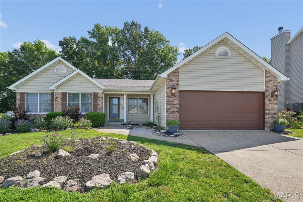 Property Photo: 814 Emerald Place Drive MO 63304