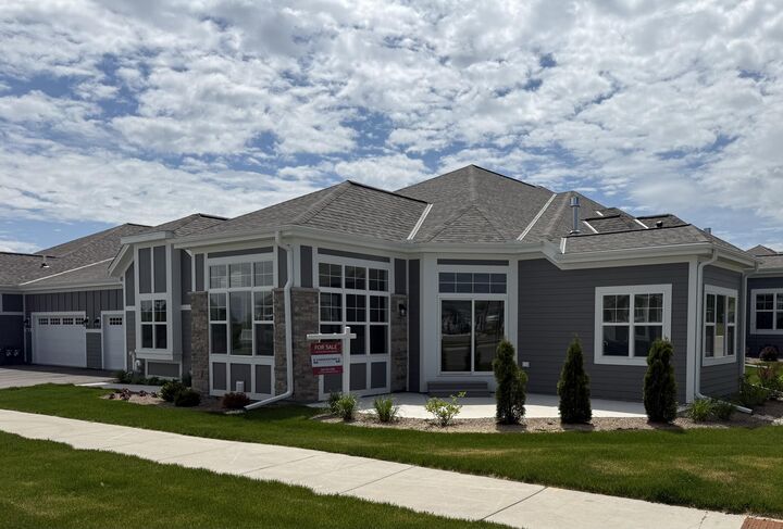 Property Photo:  868 S Verona Cir  WI 53024 