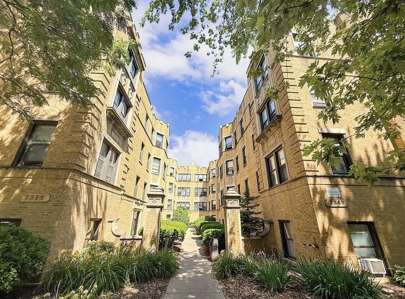 Property Photo: 7351 N Damen Avenue 18 IL 60645