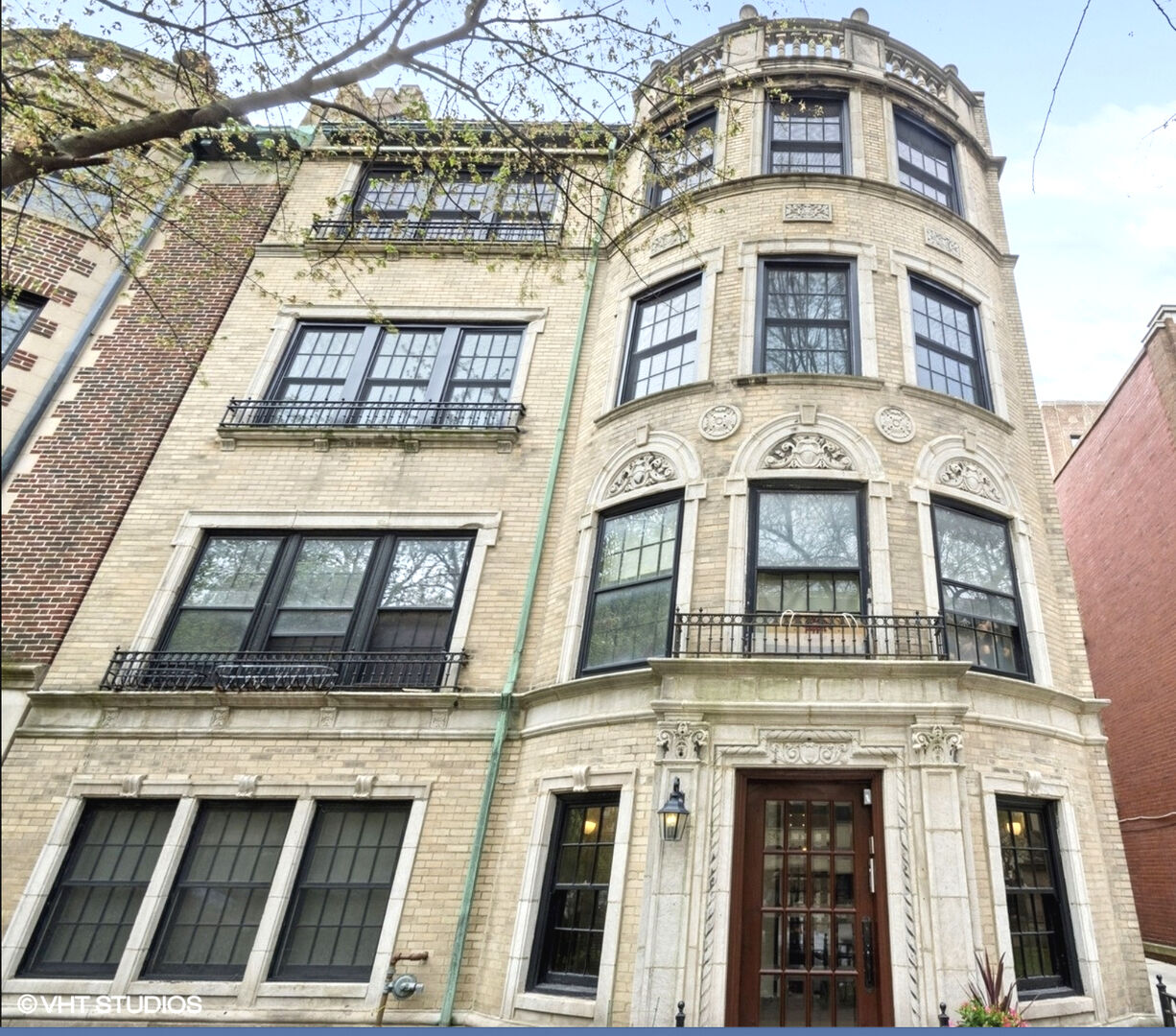Property Photo:  507 W Briar Place 2  IL 60657 