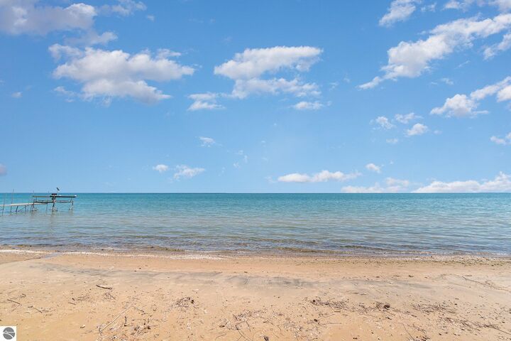 Property Photo:  2423 West Drive  MI 48763 
