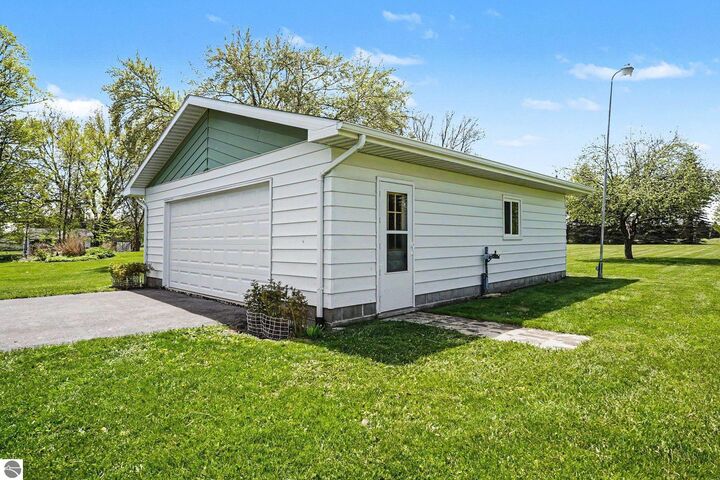 Property Photo:  1921 N Huron Rd  MI 48763 