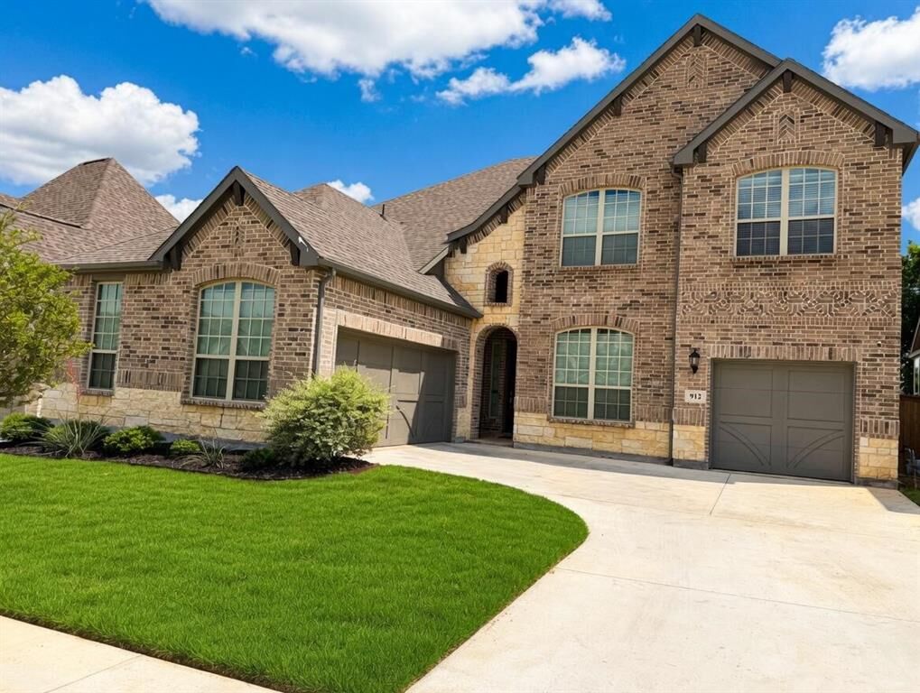 Property Photo: 912 Fallbrook Avenue TX 76210