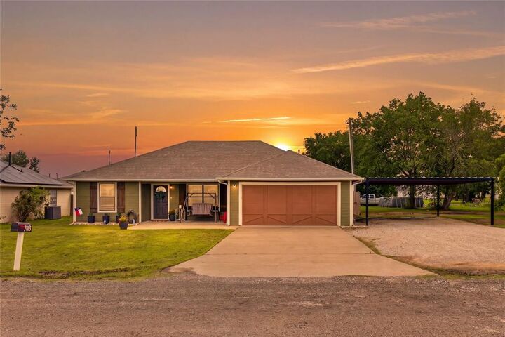 Property Photo: 703 S College Street TX 75423