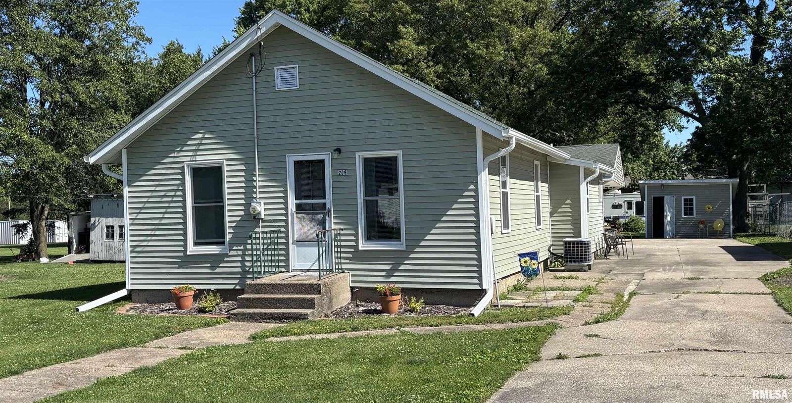 Property Photo:  209 W C Street  IL 61413 
