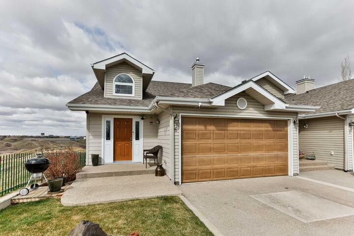 Property Photo: 990 Scenic Drive S 6 AB T1J 4R7