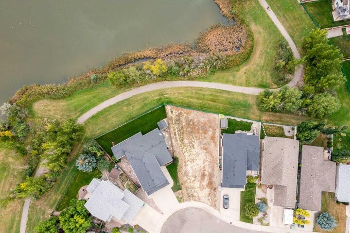 Property Photo:  468 Mt Sunburst Cres W  AB T1K 2S6 
