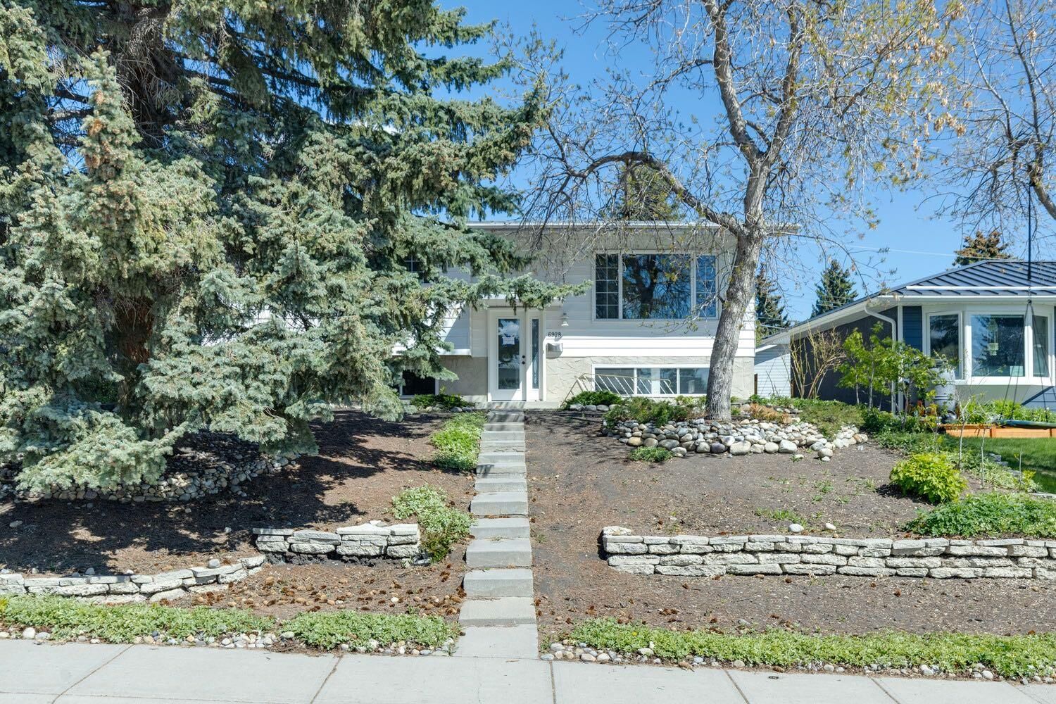 Property Photo:  6928 Hunterbow Crescent NW  AB T2K 4R5 