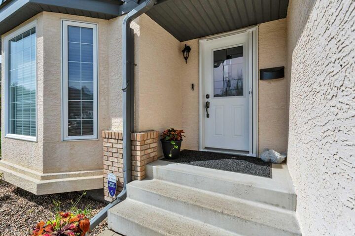 Property Photo: 5 Fawn Close AB T4S 1X4