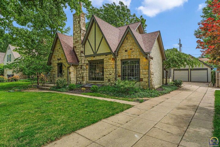 Property Photo:  1290 SW Pembroke Ln  KS 66604 