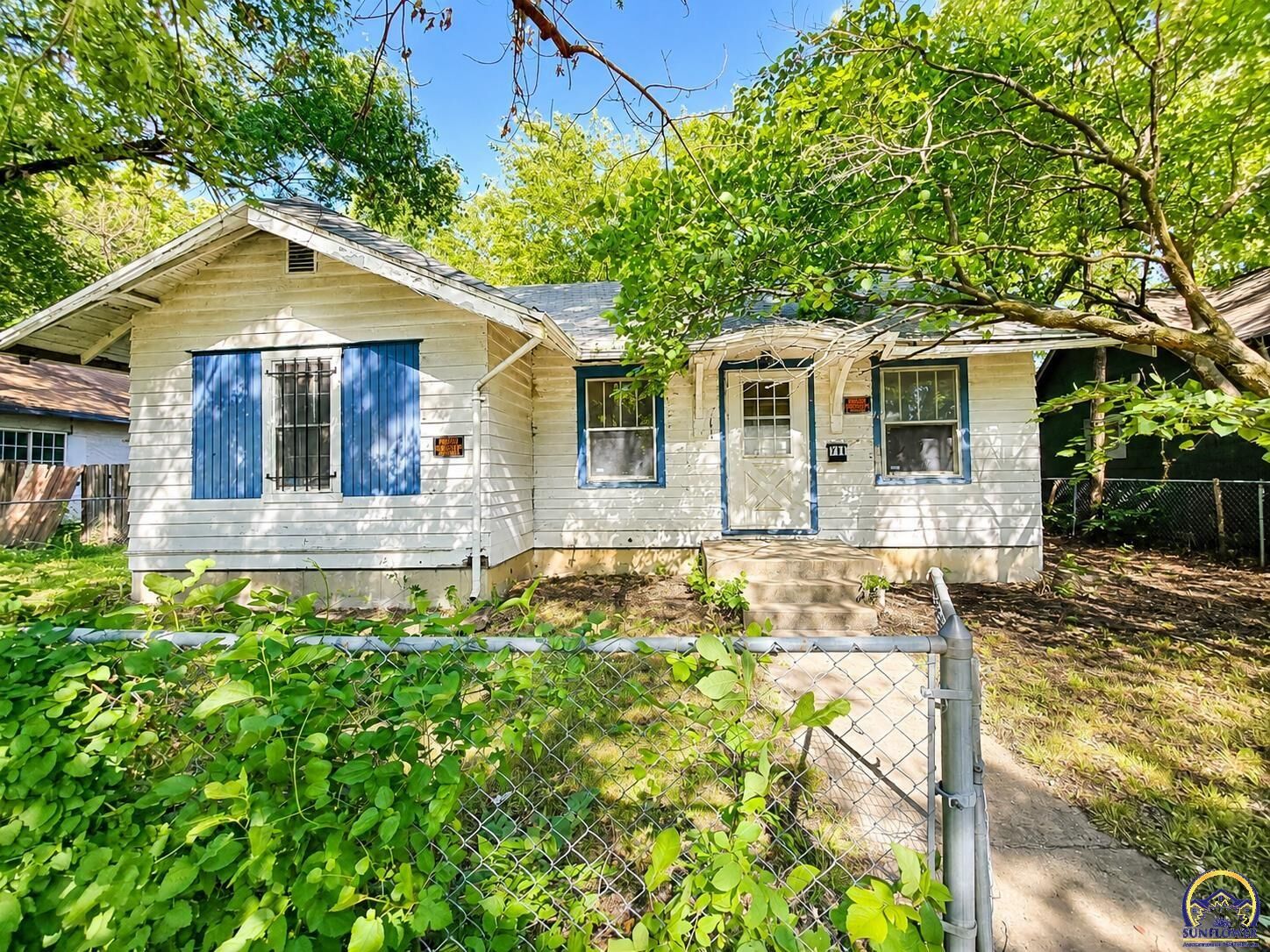 Property Photo:  711 SE Lawrence St  KS 66607 