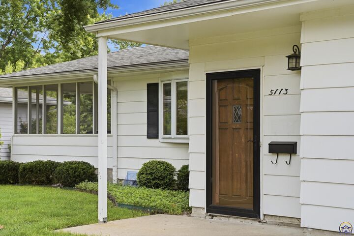 Property Photo:  5113 SW 26th Ter  KS 66614 