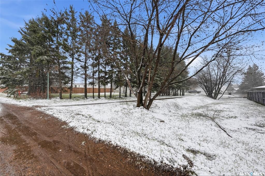 Property Photo:  746 7th Street E  SK S6V 0T1 