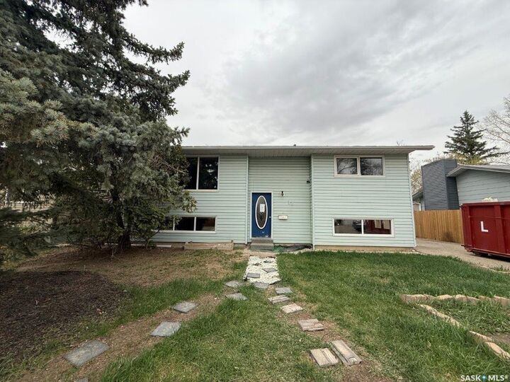 12 Queen Drive — photo 1