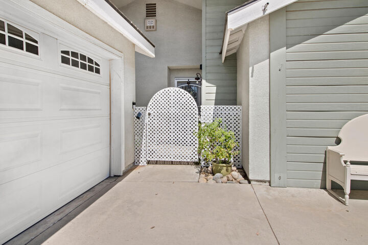 Property Photo:  1421 E Castleview Drive  CA 93292 