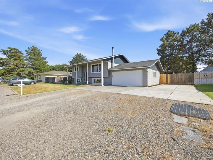 Property Photo:  6025 W Okanogan Loop  WA 99336-7625 
