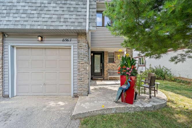 Property Photo: 6963 Pamplona Mews ON L5N 1S5
