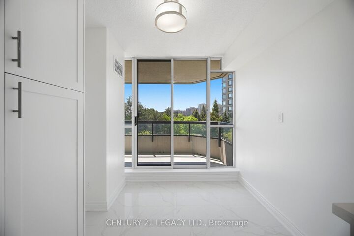 Property Photo: 24 Hanover Road 404 ON L6S 5K8