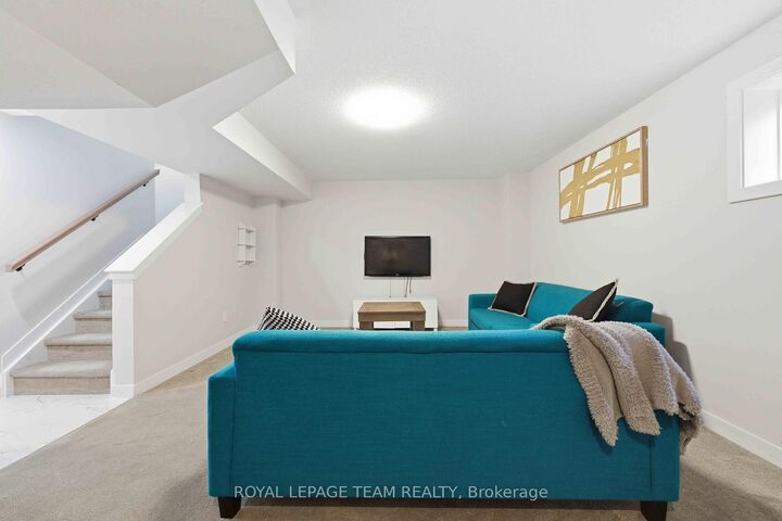 Property Photo: 3048 Travertine Way ON K2J 6W9