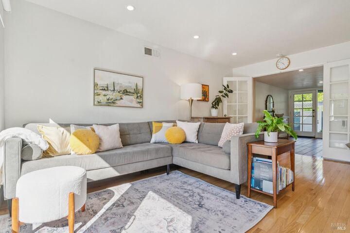 Property Photo:  80 Upper Oak Drive  CA 94903 