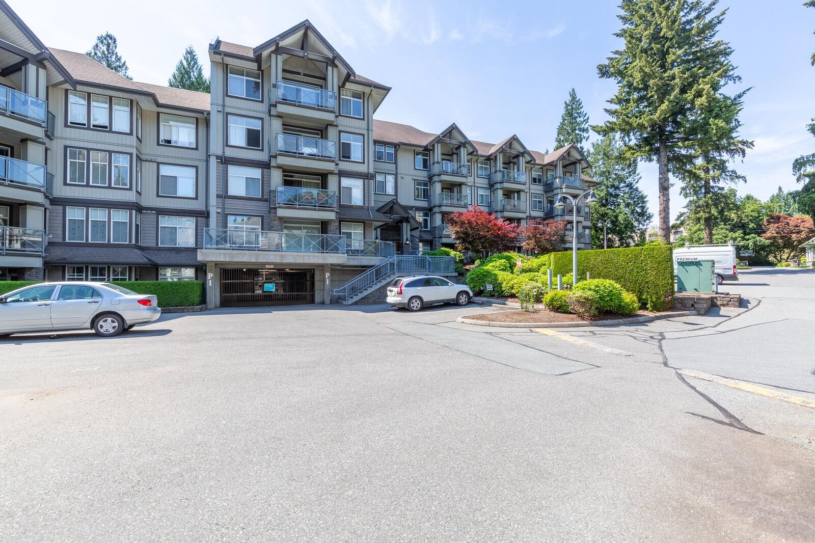 Property Photo:  33318 E Bourquin Crescent 202  BC V2S 0A6 