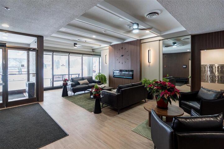 Property Photo:  870 Cambridge Street  MB R3M 3H5 