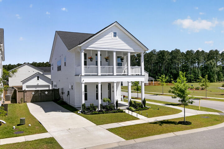 Property Photo: 202 Narrowleaf Avenue SC 29485