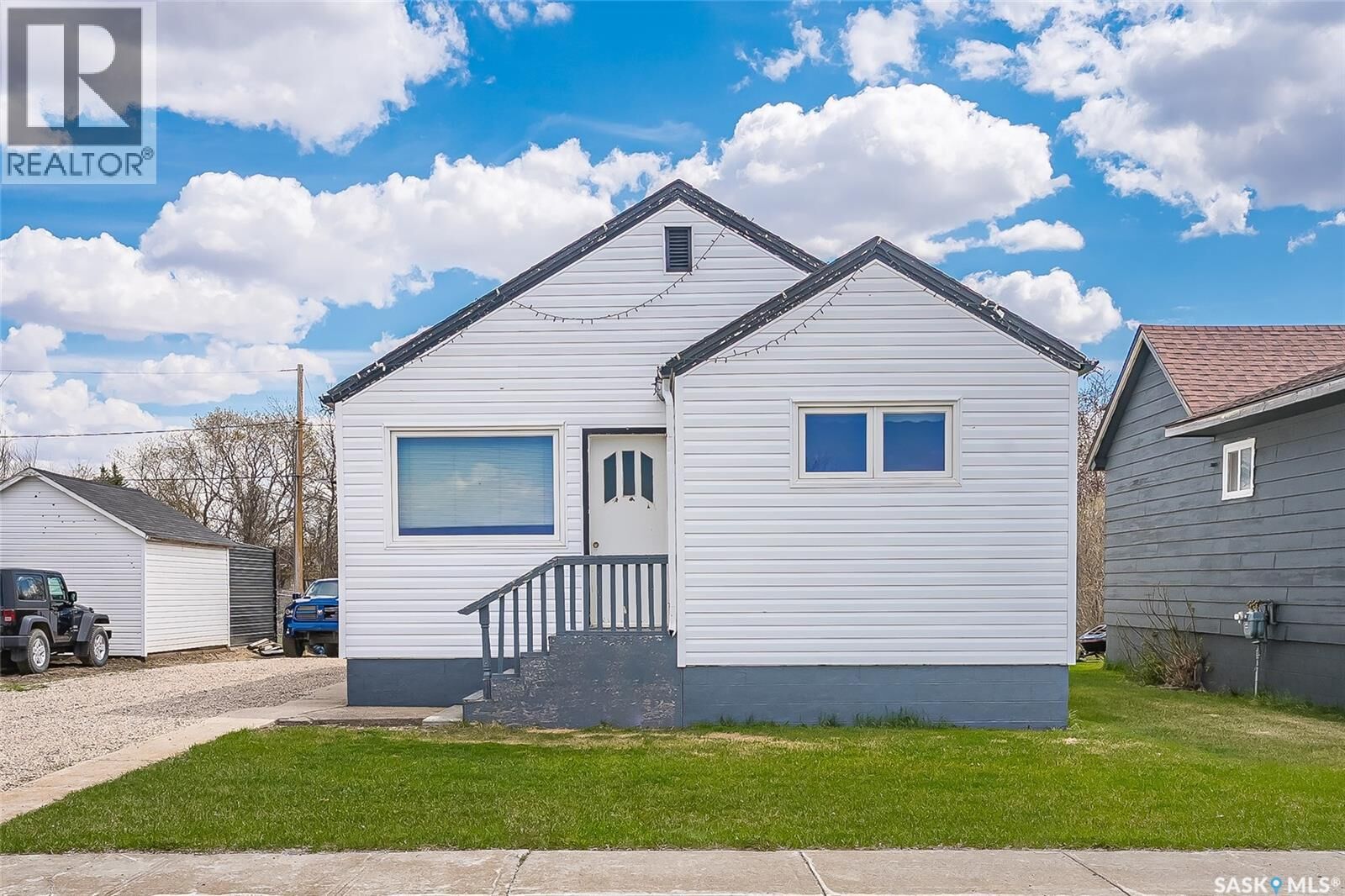 Property Photo:  406 Railway Avenue  SK S0K 0A0 