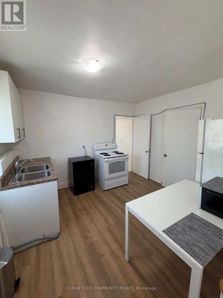 Property Photo: 214 Earlscourt Avenue ON M6E 4B1