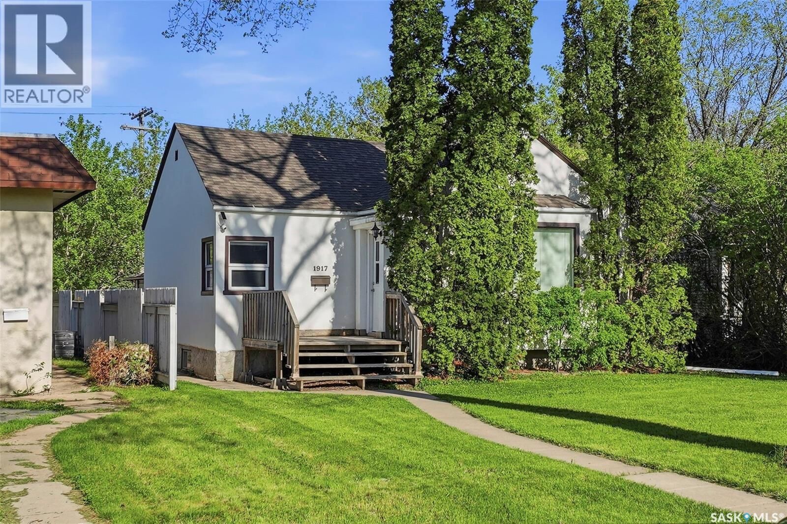 Property Photo: 1917 Lorne Avenue SK S7J 0R2