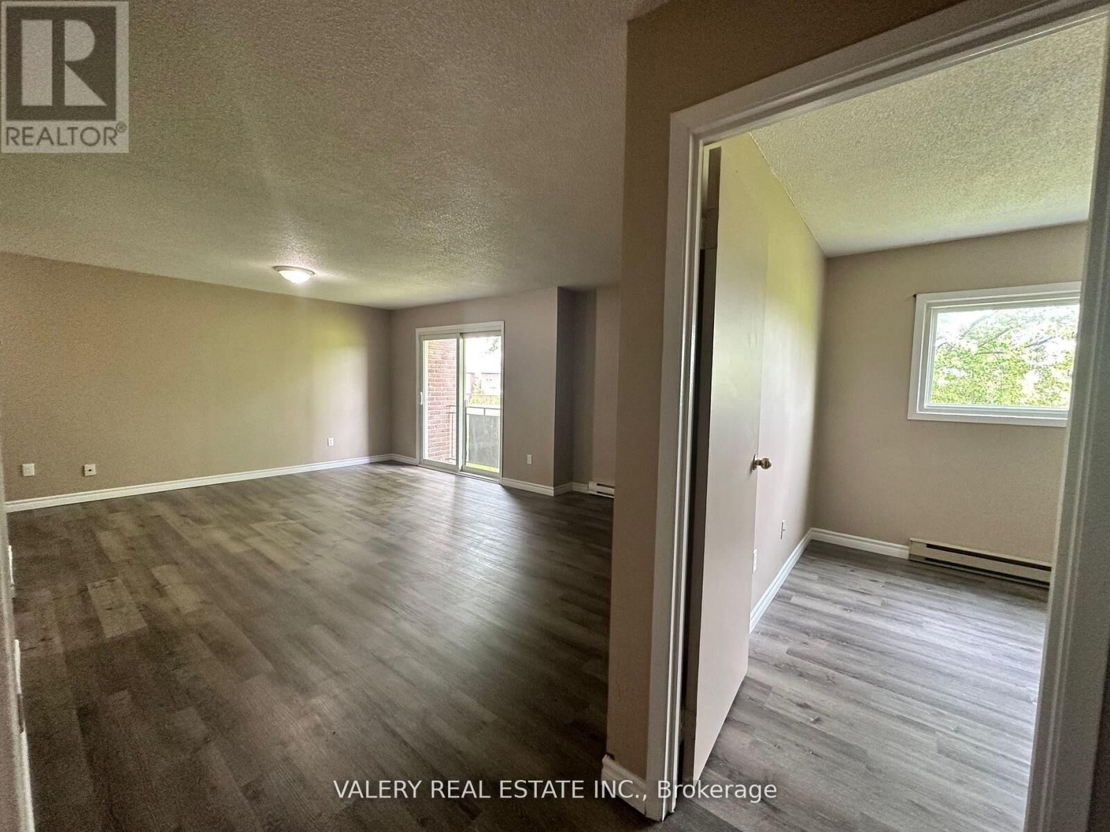 Property Photo:  9 Lowdnes Avenue 9  ON L4P 3T1 