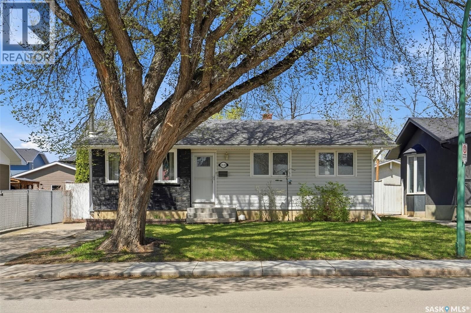 Property Photo:  2122 37th Street W  SK S7L 4E3 