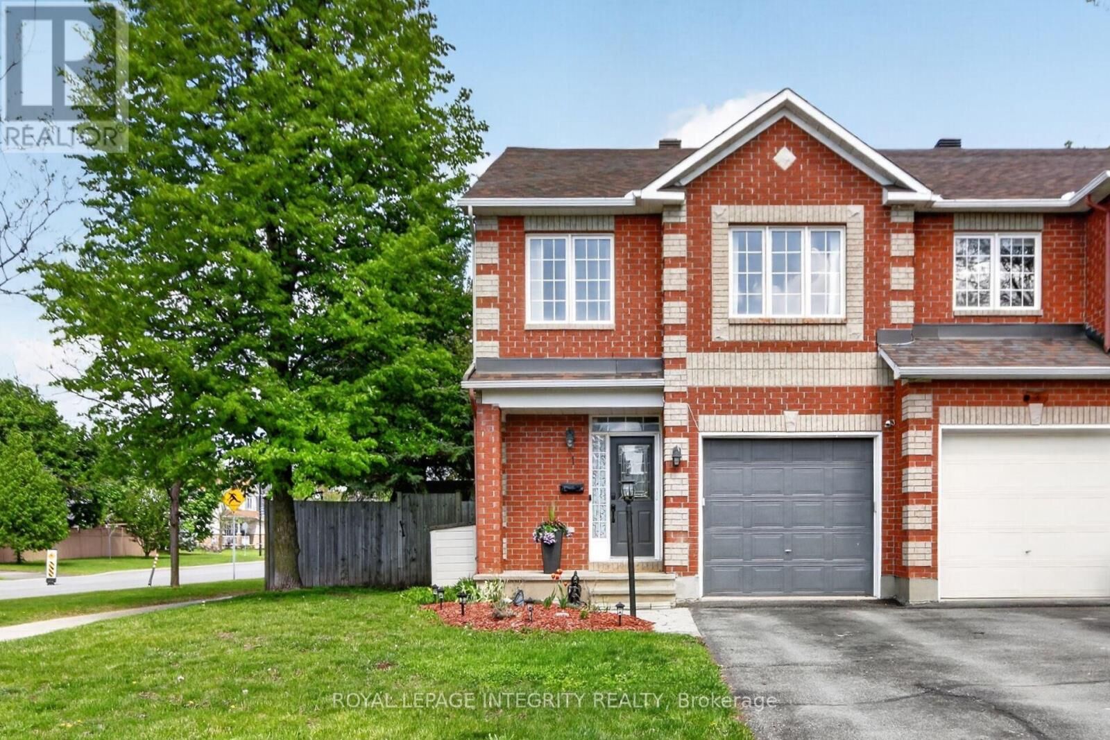 Property Photo: 1 Chantilly Gate ON K2S 2B2