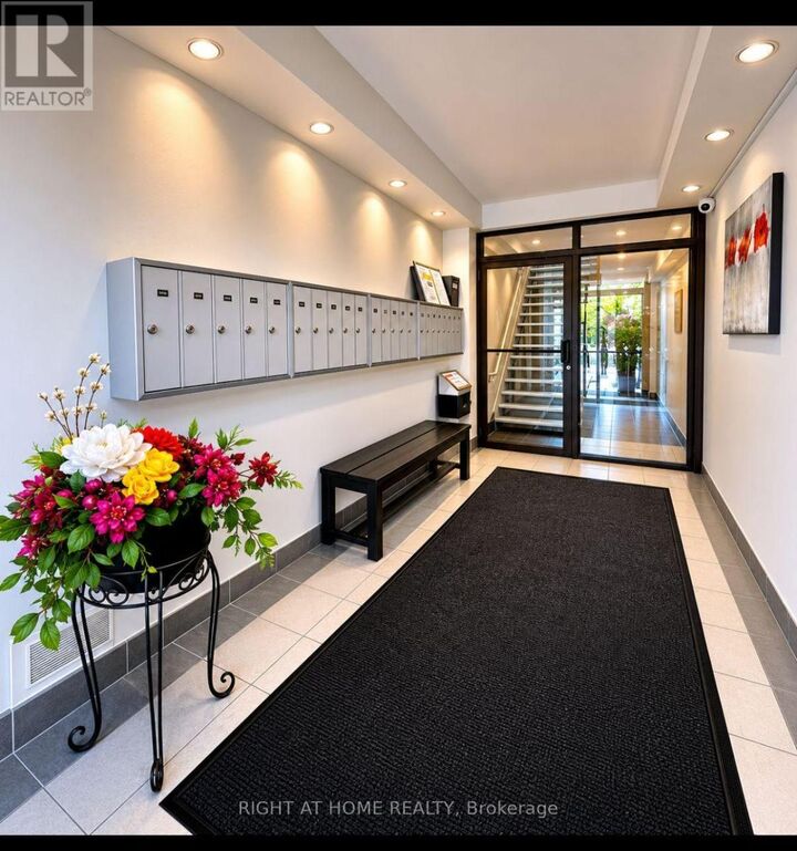 Property Photo:  1 Center Street West 210  ON L4C 3P3 