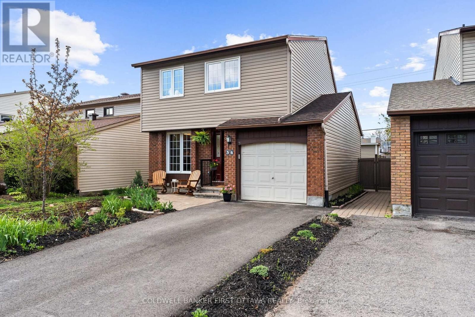 Property Photo: 34 Melville Drive ON K2J 2E9