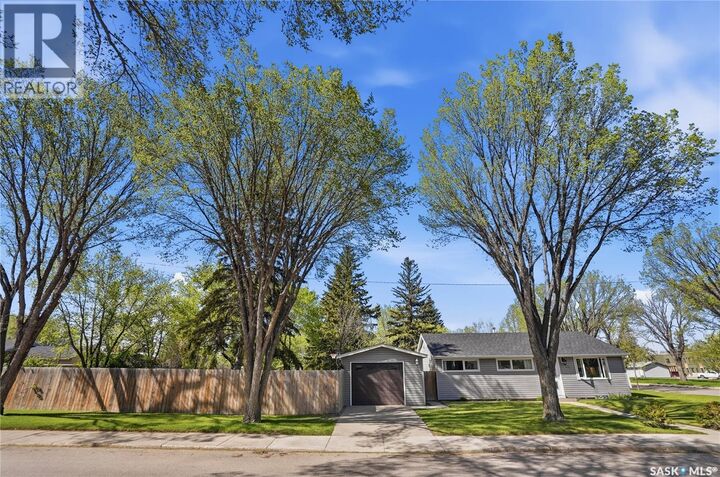 Property Photo:  901 R Avenue N  SK S7L 2Z4 