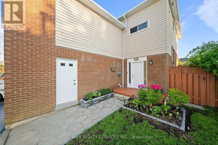 Property Photo:  28 Kingswood Drive  ON L6V 2T6 