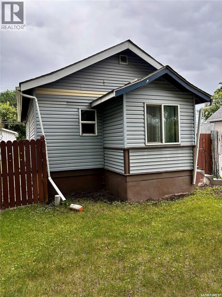 Property Photo:  1306 B Avenue N  SK S7L 1G5 