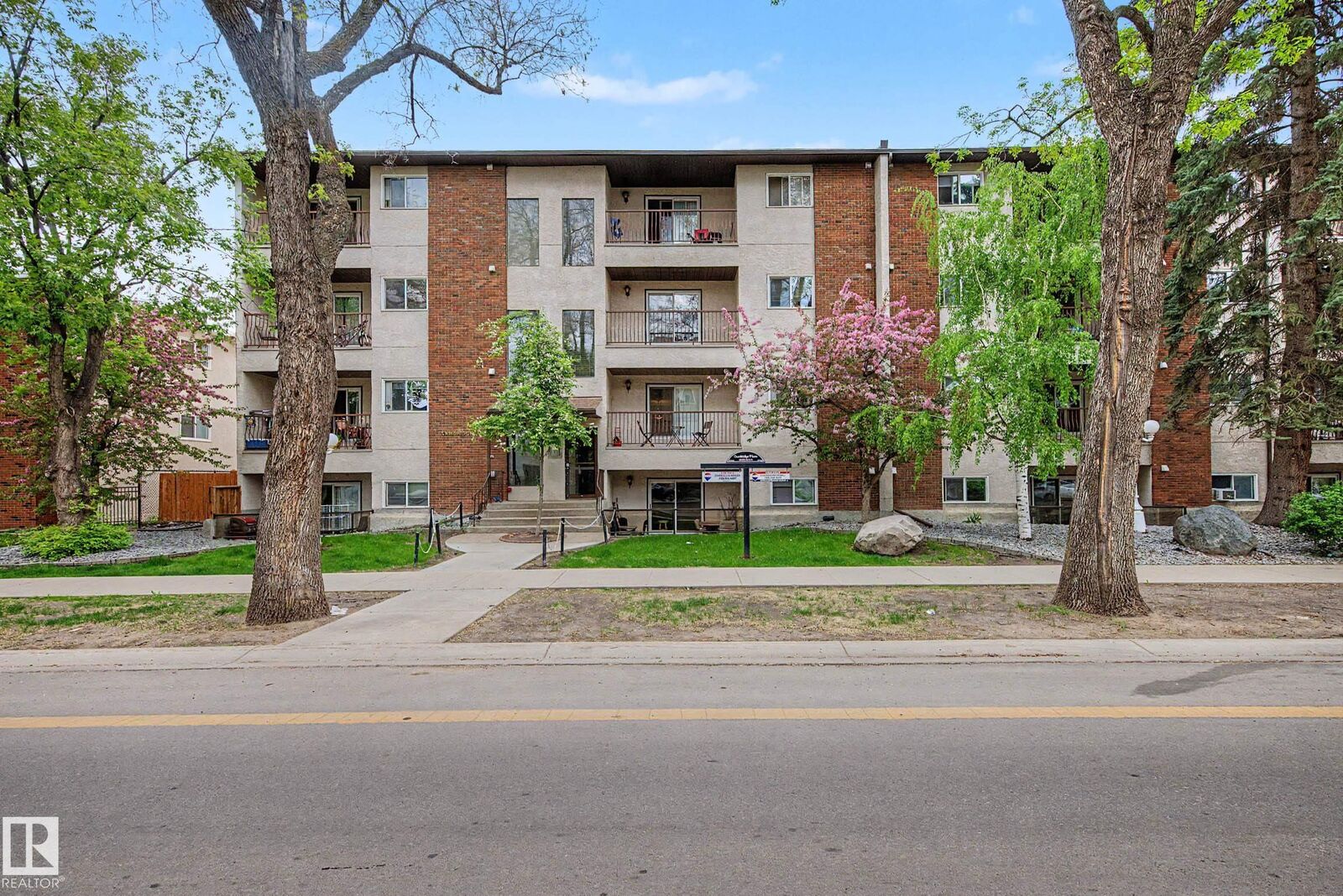 Property Photo: 10520 80 Avenue NW 009 AB T6E 1V3